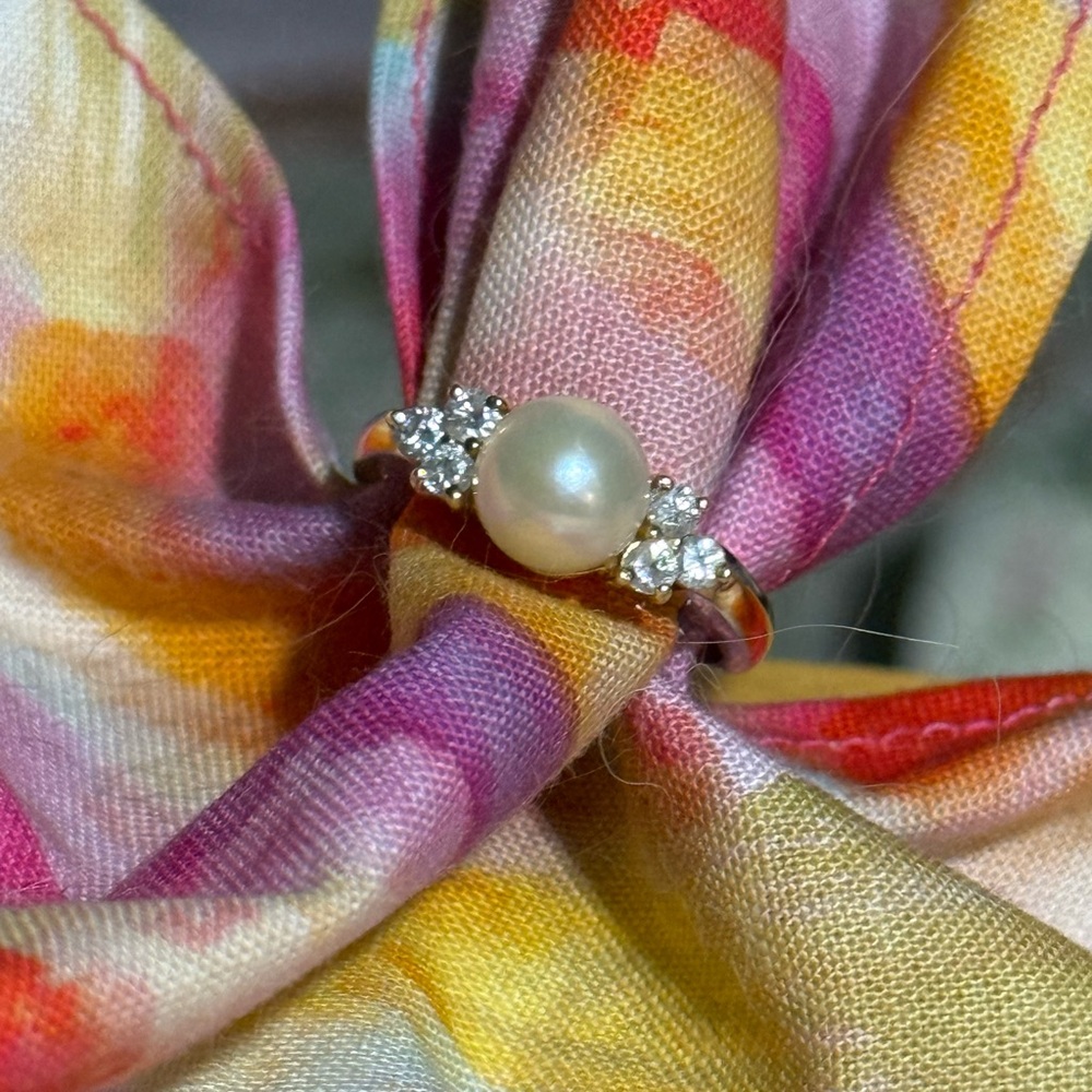 Beautiful 14 karat pearl and diamond ring